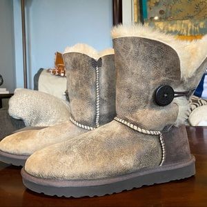 Ugg Bailey Button Slip on boots size 9